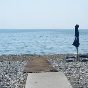 κάντε κράτηση εδώ